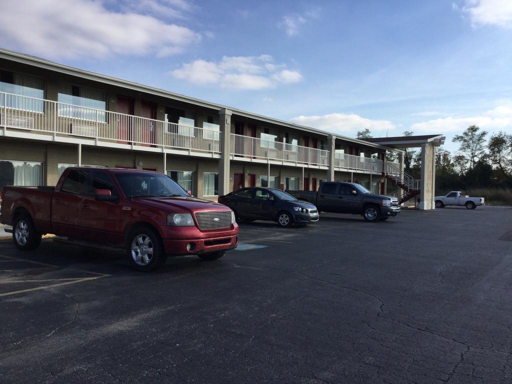 Big Spring Inn Madisonville Exterior foto