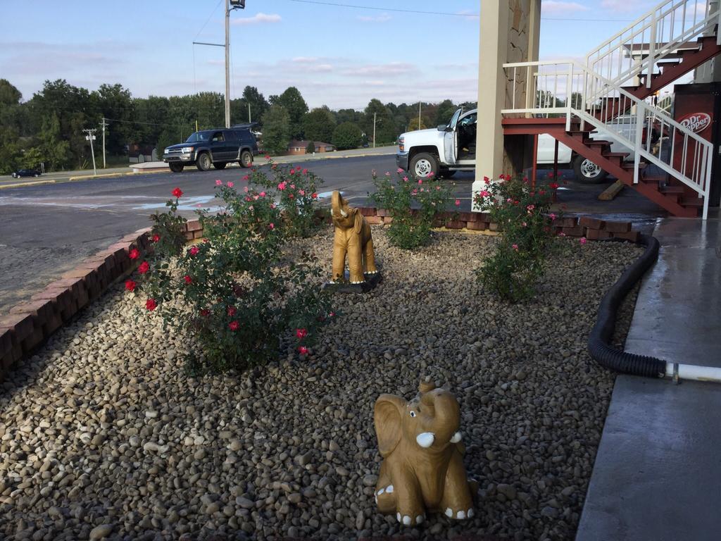 Big Spring Inn Madisonville Exterior foto
