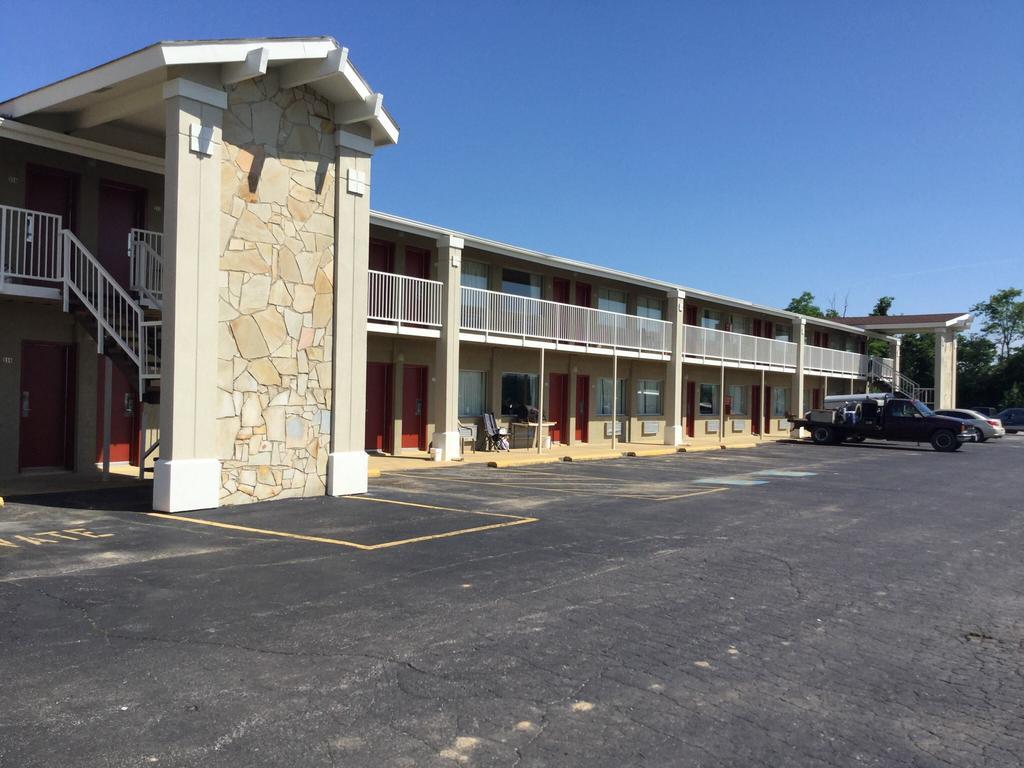 Big Spring Inn Madisonville Exterior foto