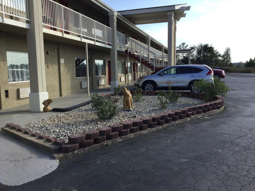 Big Spring Inn Madisonville Exterior foto
