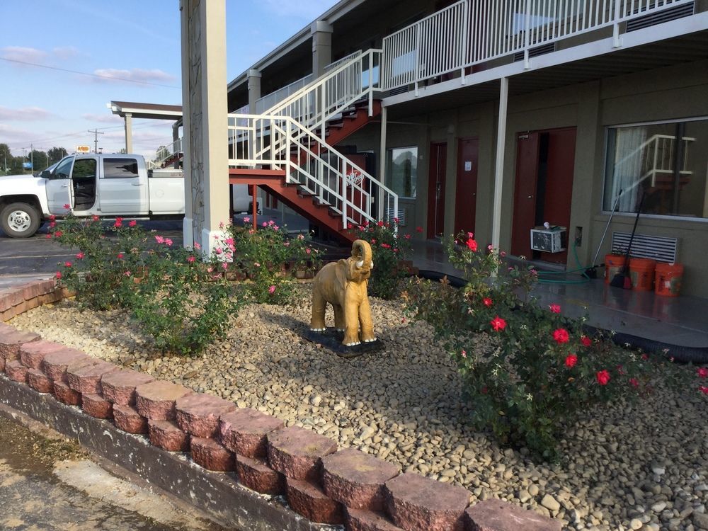 Big Spring Inn Madisonville Exterior foto