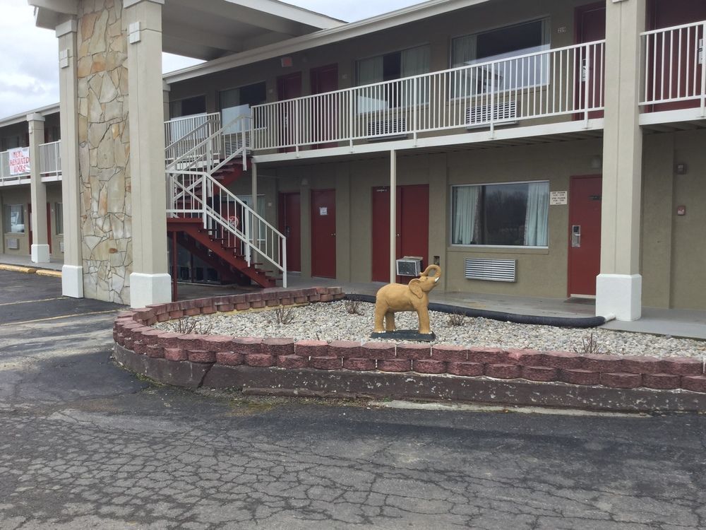Big Spring Inn Madisonville Exterior foto