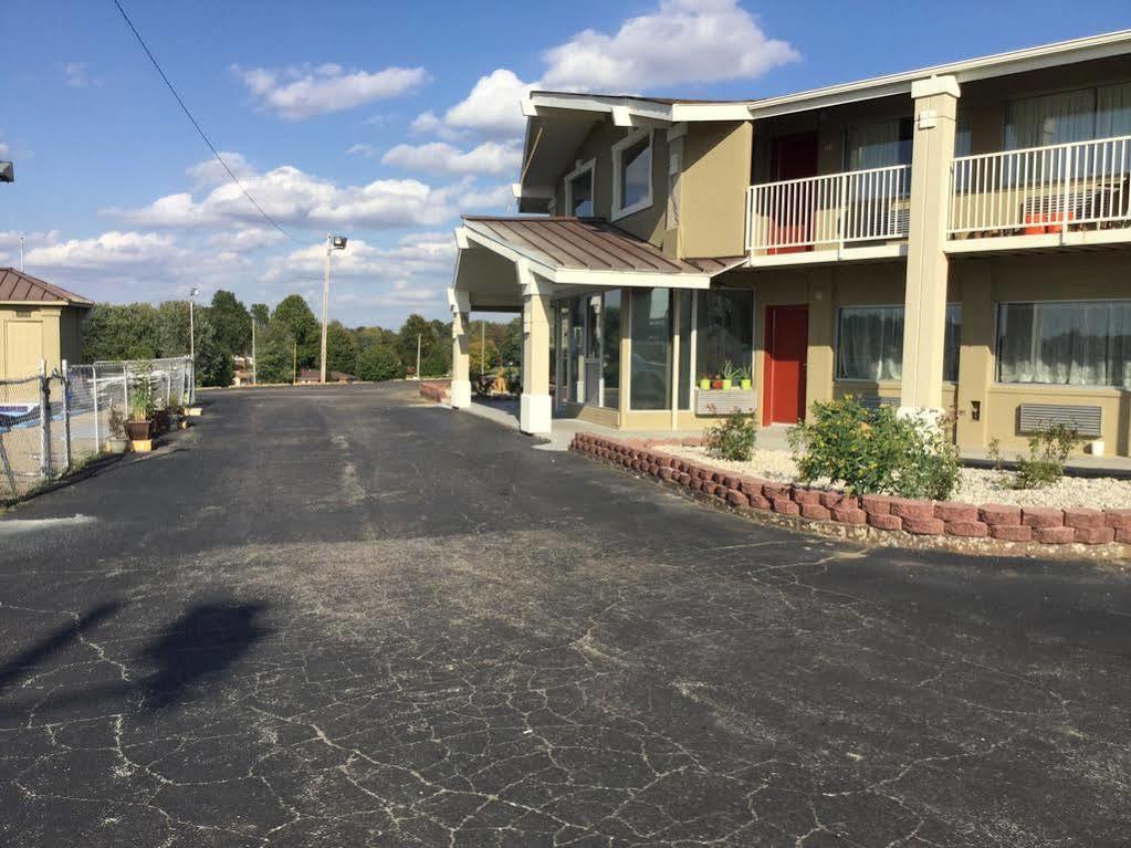 Big Spring Inn Madisonville Exterior foto