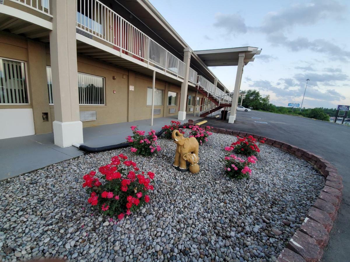 Big Spring Inn Madisonville Exterior foto